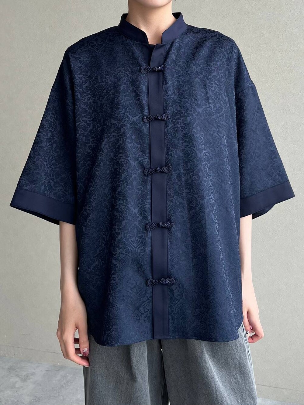 ブラック系のサンダル、ブルー系のシャツ/ブラウスを着用したレディースの夏コーディネートの2枚目の写真