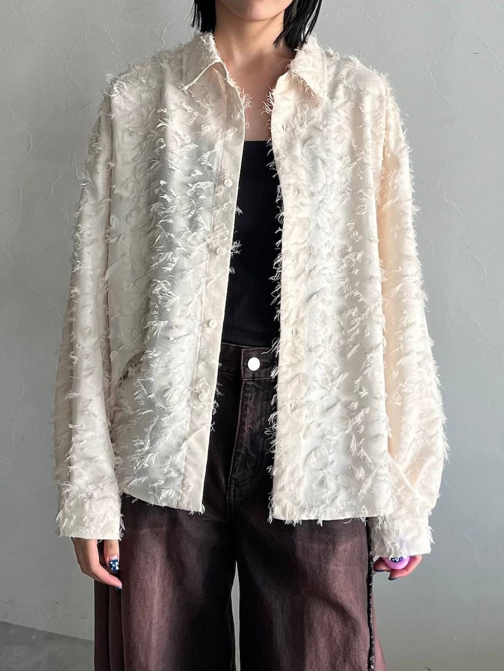 ブラック系のスニーカー、ホワイト系のシャツ/ブラウスを着用したレディースの秋コーディネートの2枚目の写真