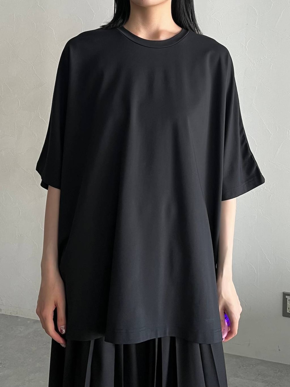 ブラック系のその他パンツ、ブラック系のサンダル、ブラック系のTシャツ/カットソーを着用したレディースの夏コーディネートの2枚目の写真