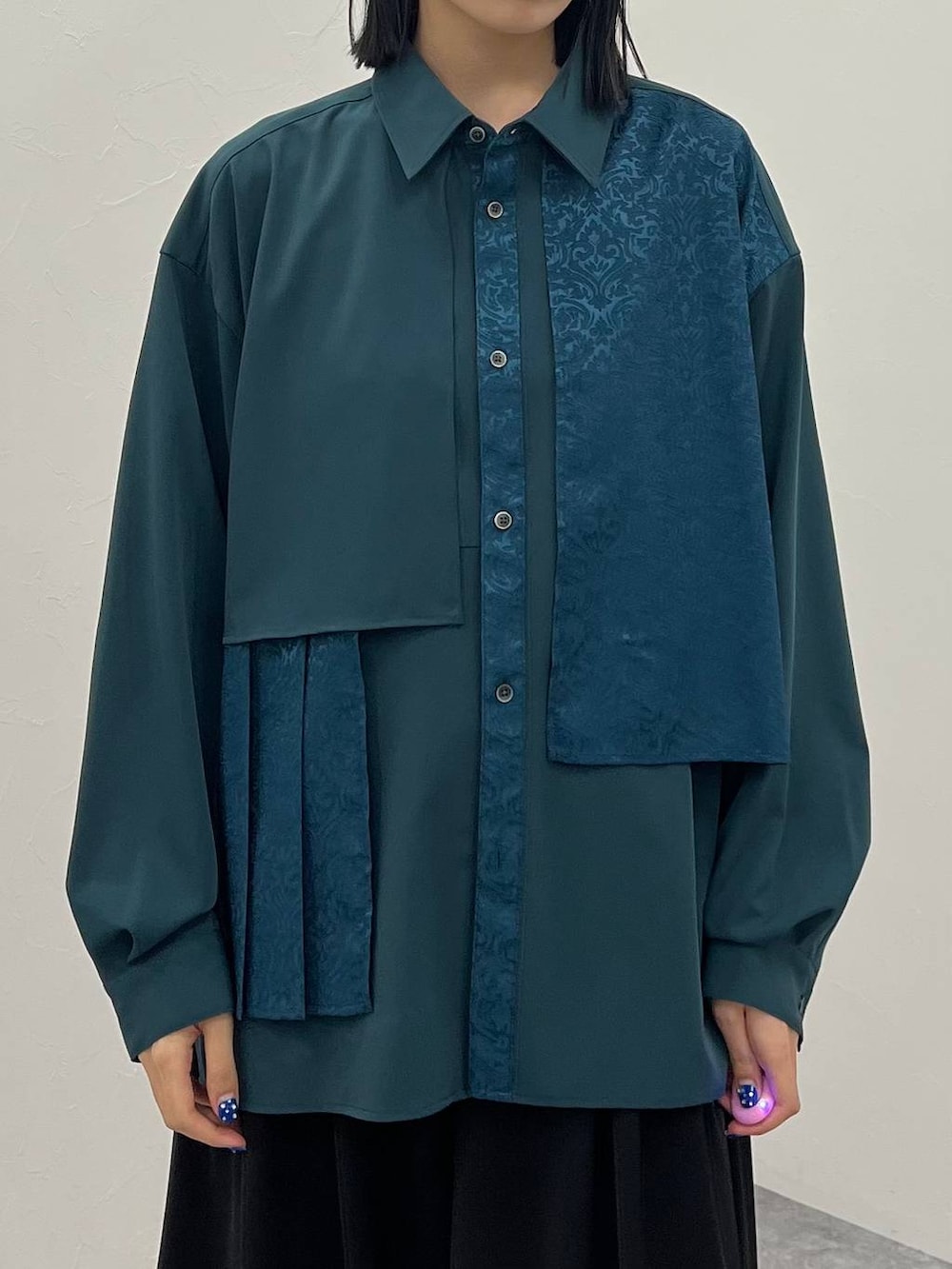 ブラック系のスラックス、グリーン系のシャツ/ブラウスを着用したレディースの秋コーディネートの2枚目の写真