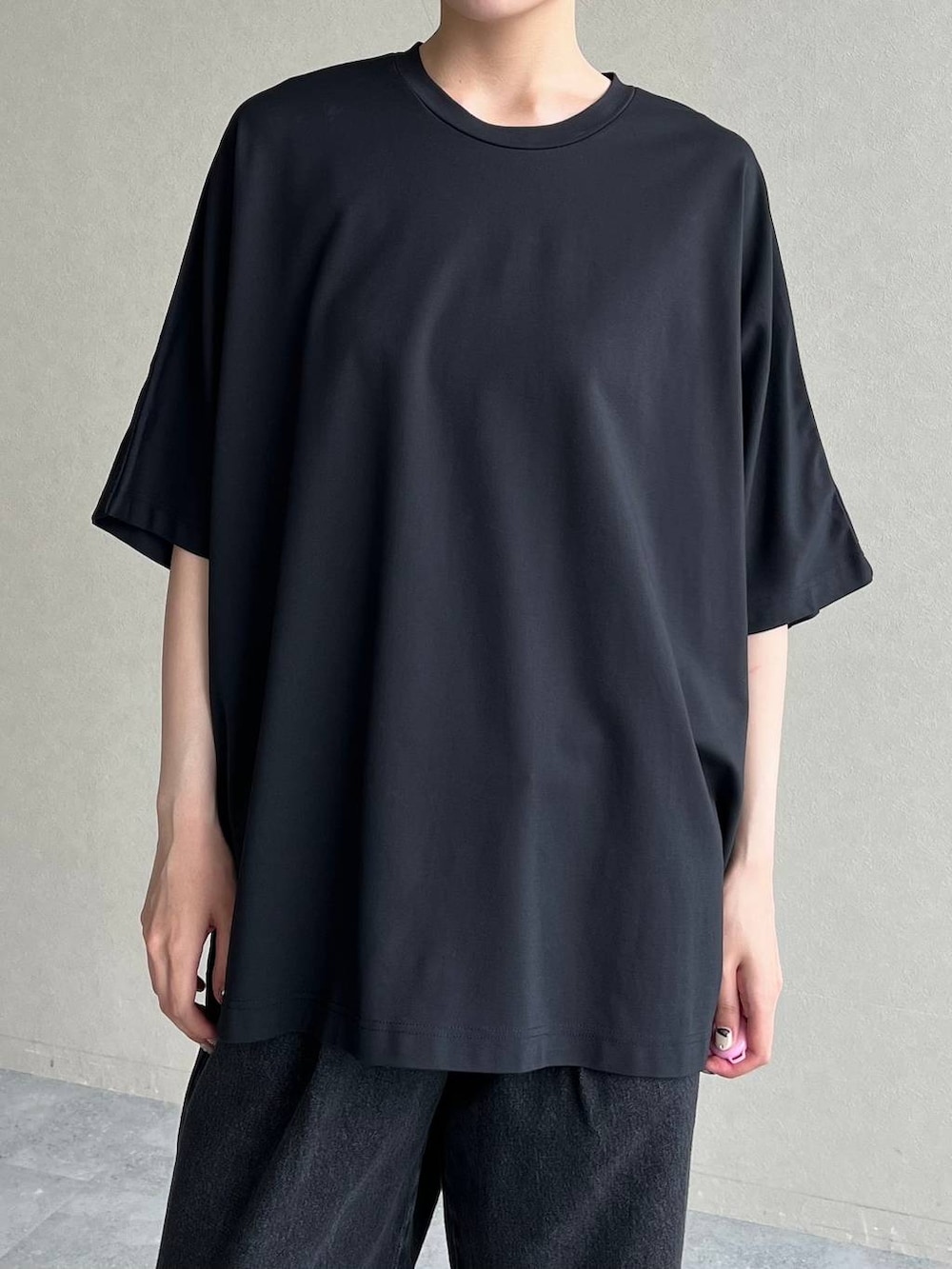 ブラック系のサンダル、ブラック系のTシャツ/カットソーを着用したレディースの夏コーディネートの2枚目の写真