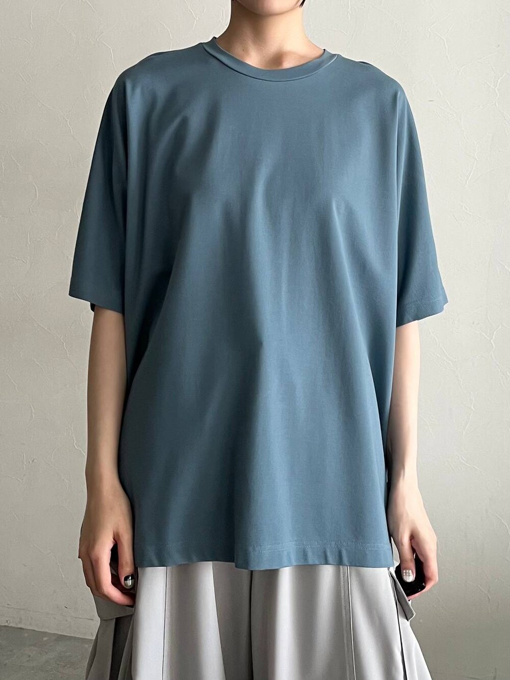 ブラック系のサンダル、グレー系のカーゴパンツ、ブルー系のTシャツ/カットソーを着用したレディースの夏コーディネートの2枚目の写真