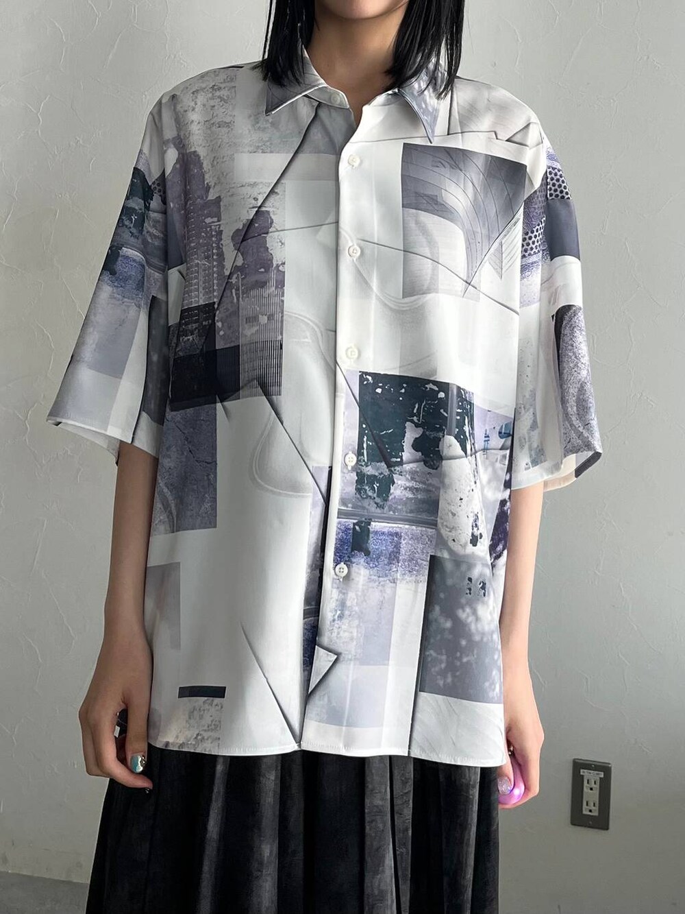 グレー系のその他パンツ、ブラック系のサンダル、ホワイト系のシャツ/ブラウスを着用したレディースの春コーディネートの2枚目の写真