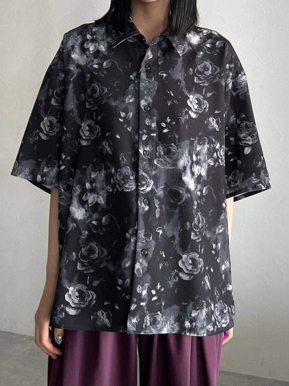 ブラック系のサンダル、レッド系のスラックス、ブラック系のシャツ/ブラウスを着用したレディースの春コーディネートの2枚目の写真