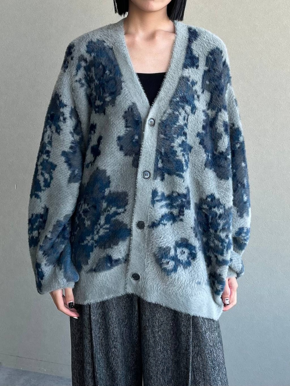 グレー系のカーディガン/ボレロ、ブラック系のスラックス、ブラック系のローファーを着用したレディースの秋コーディネートの2枚目の写真