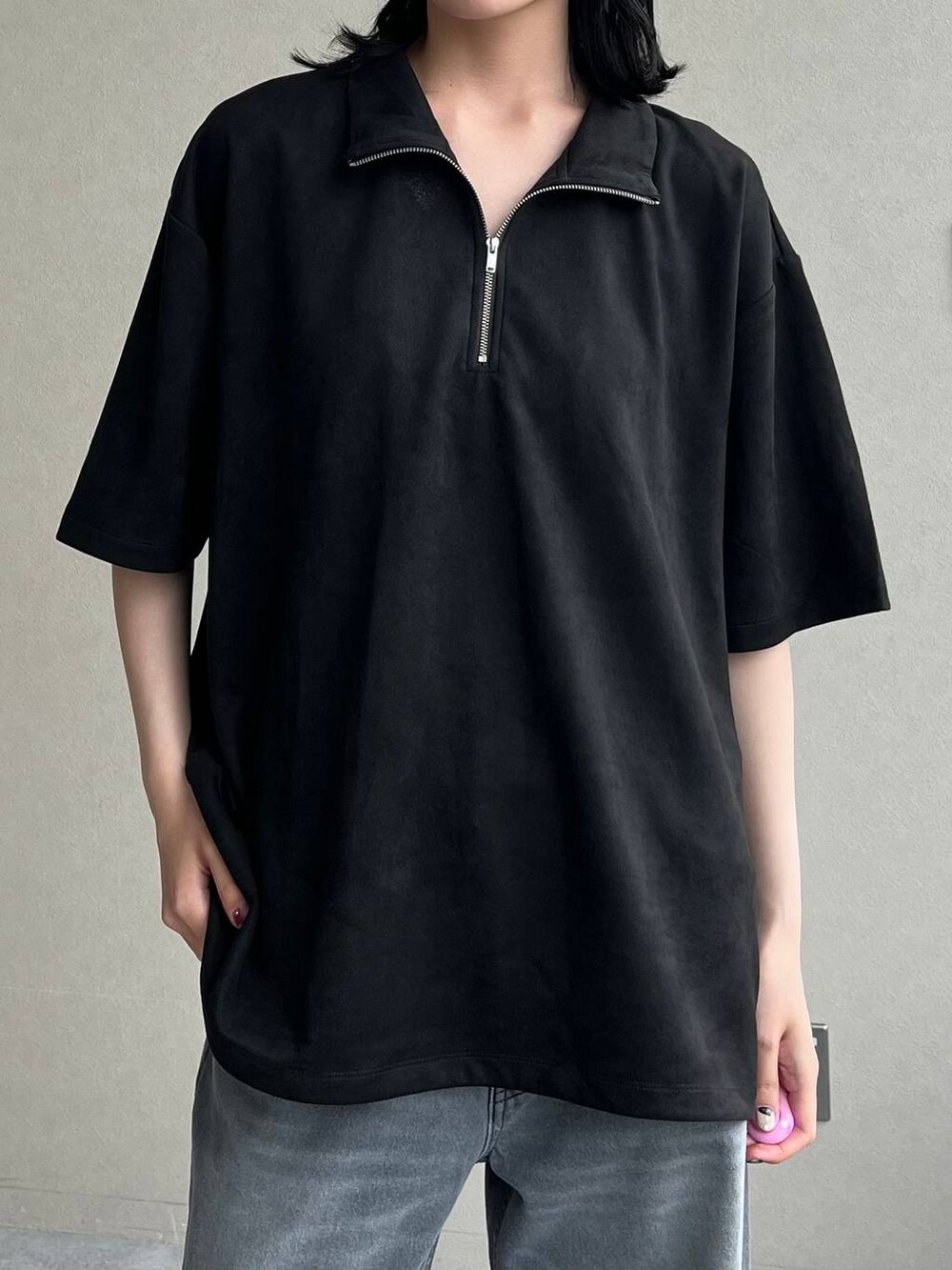 ブラック系のサンダル、グレー系のデニムパンツを着用したレディースの夏コーディネートの2枚目の写真