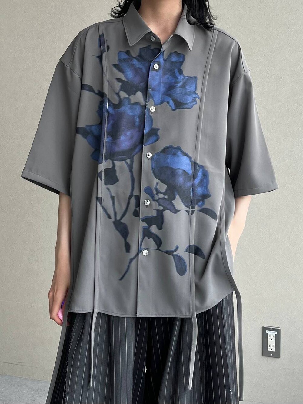 ブラック系のその他パンツ、ブラック系のサンダルを着用したレディースの夏コーディネートの2枚目の写真