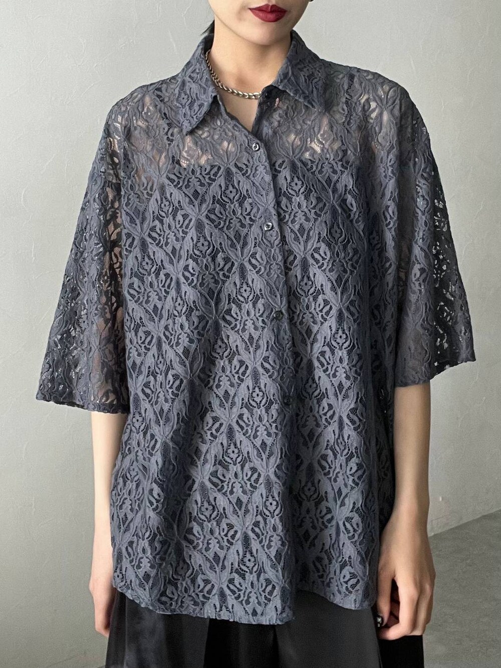 ブラック系のサンダル、ブラック系のその他パンツを着用したレディースの春コーディネートの2枚目の写真