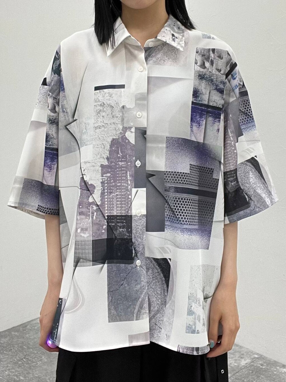 ブラック系のサンダル、ブラック系のカーゴパンツ、ホワイト系のシャツ/ブラウスを着用したレディースの春コーディネートの2枚目の写真