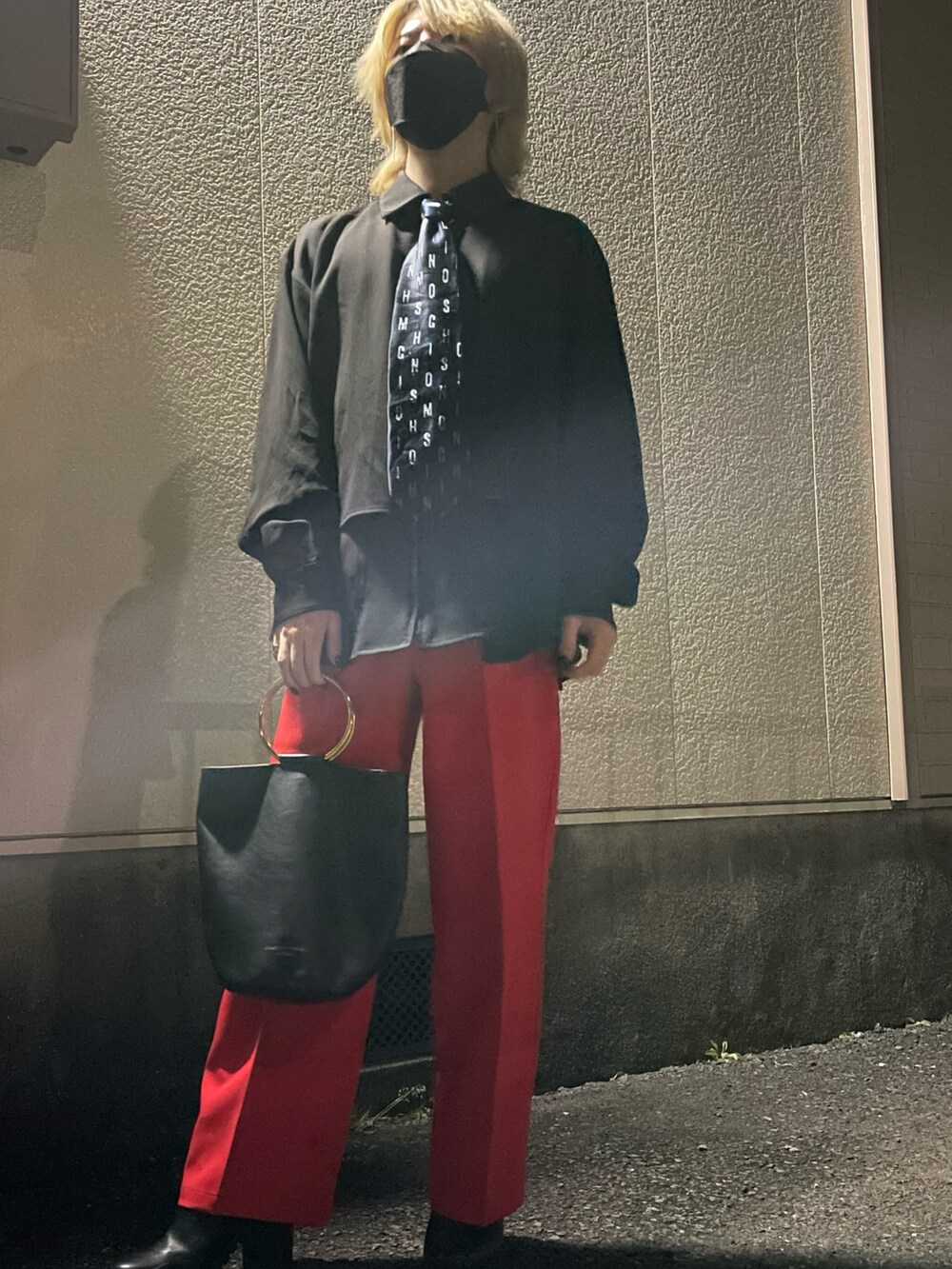 ブラック系のシャツ/ブラウス、ブラック系のブーツ、ブラック系のショルダーバッグを着用したメンズの冬コーディネートの2枚目の写真