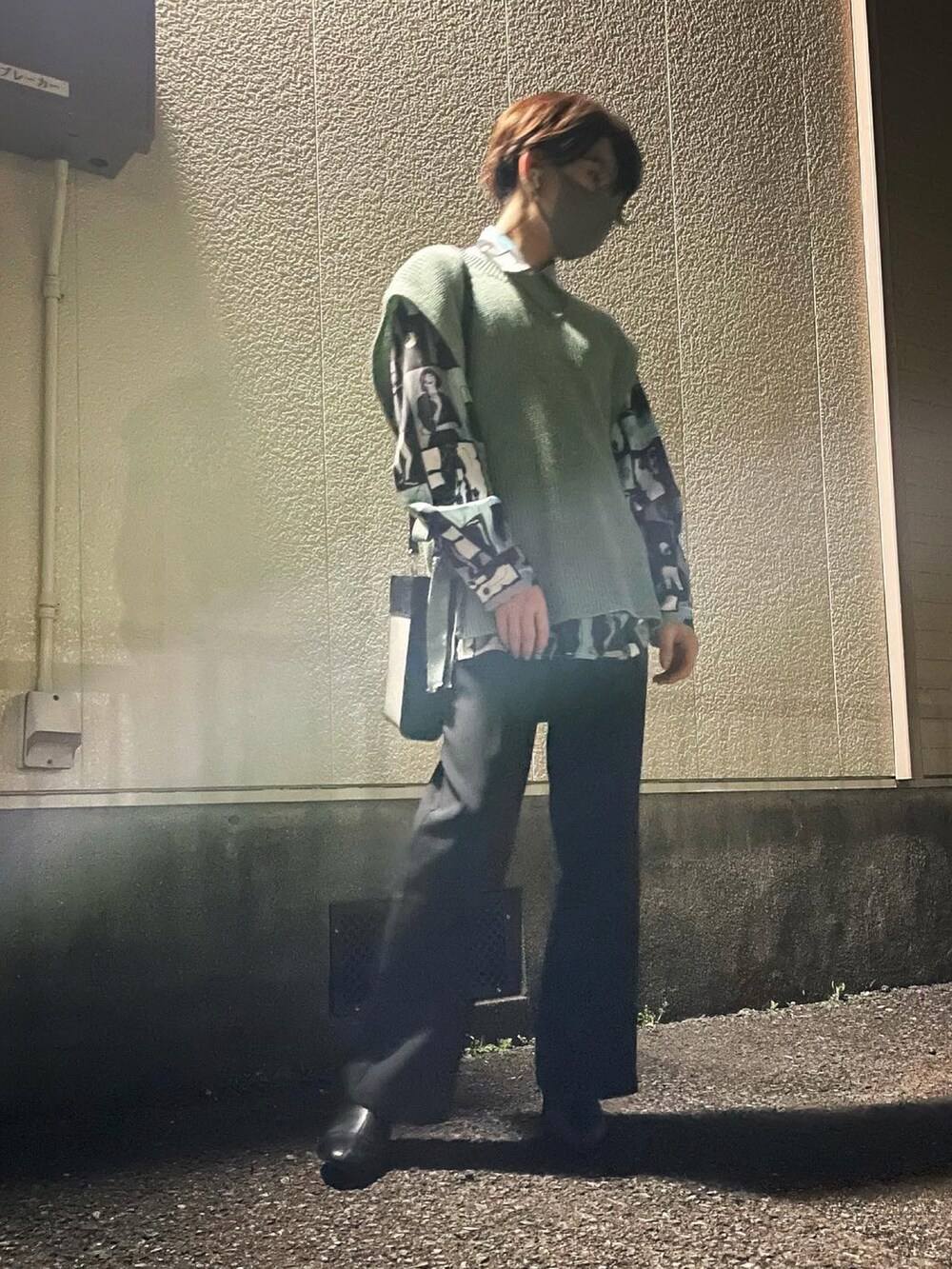 ブラック系のスラックス、ブラック系のシャツ/ブラウス、グリーン系のベストを着用したメンズの春コーディネートの2枚目の写真