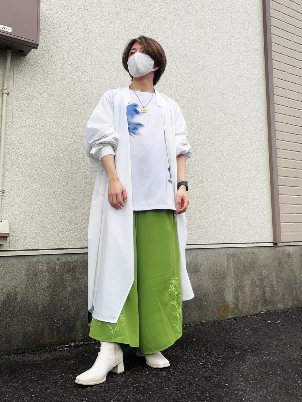 ホワイト系のシャツ/ブラウス、ホワイト系のブーツ、ホワイト系のTシャツ/カットソーを着用したメンズの夏コーディネートの2枚目の写真