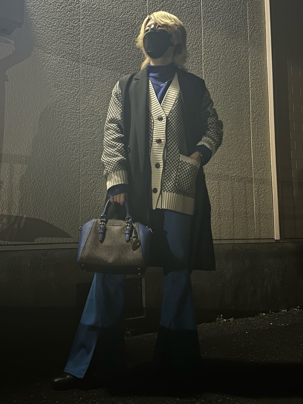 ホワイト系のカーディガン/ボレロ、ブルー系のニット/セーター、ブラウン系のハンドバッグを着用したメンズの冬コーディネートの2枚目の写真