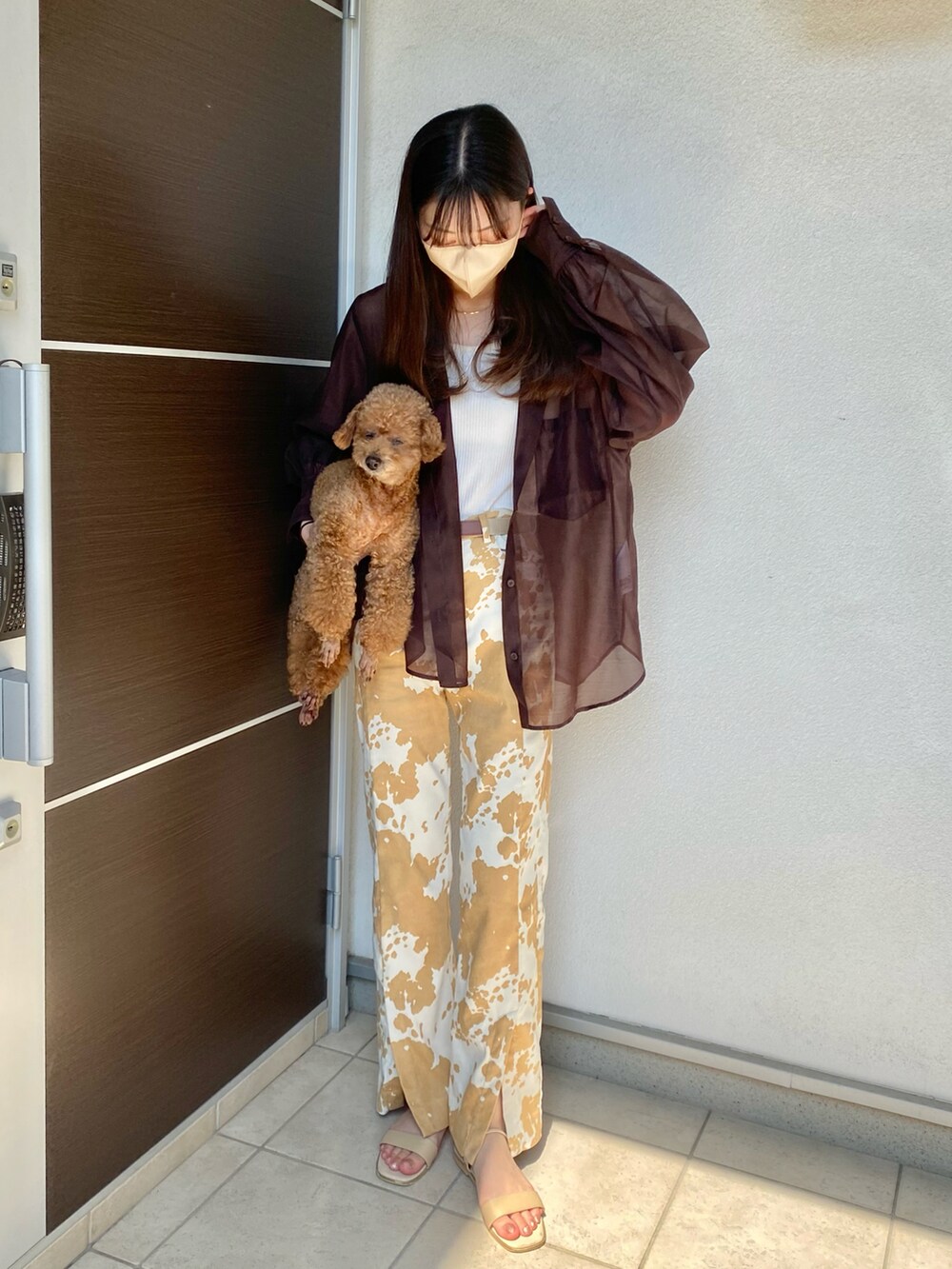 ホワイト系のキャミソール、ブラウン系のシャツ/ブラウス、ベージュ系のスラックスを着用したレディースの秋コーディネートの2枚目の写真