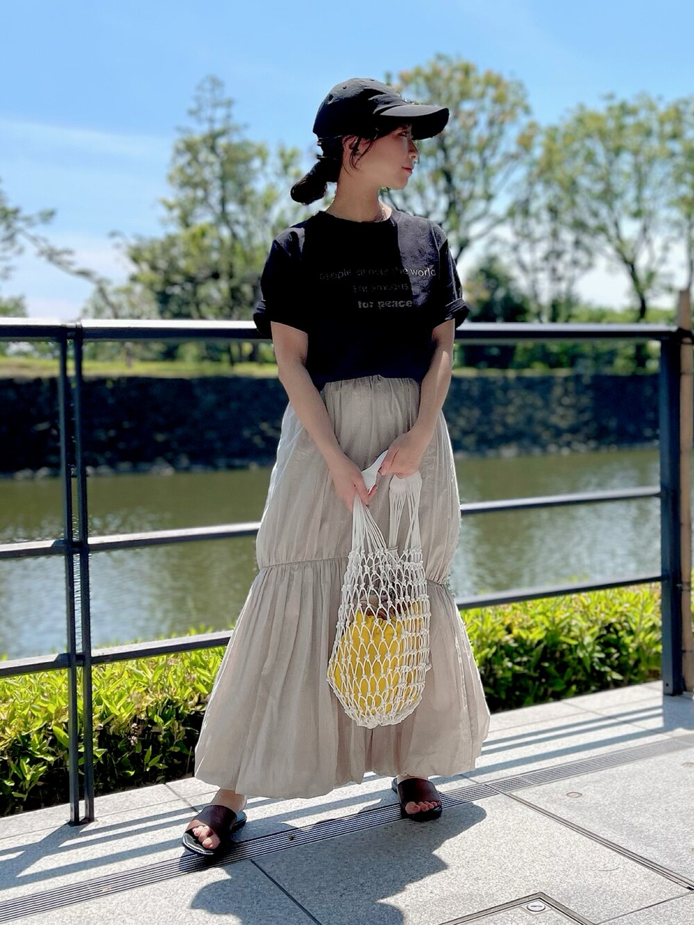 ブラック系のTシャツ/カットソー、グレー系のスカートを着用したレディースの夏コーディネートの2枚目の写真