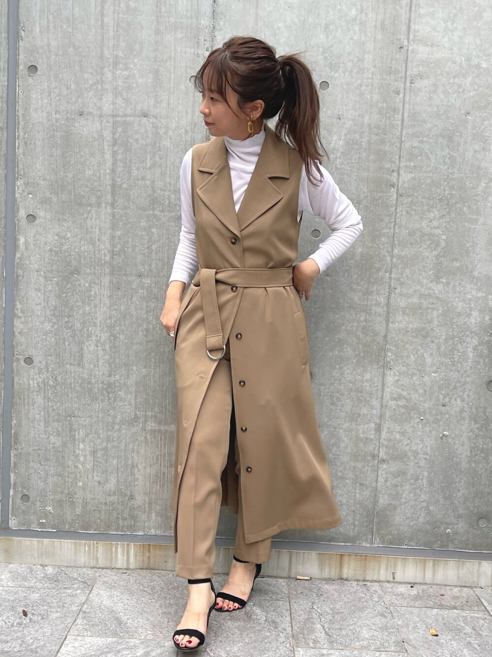 ベージュ系のワンピースを着用したレディースの夏コーディネートの2枚目の写真