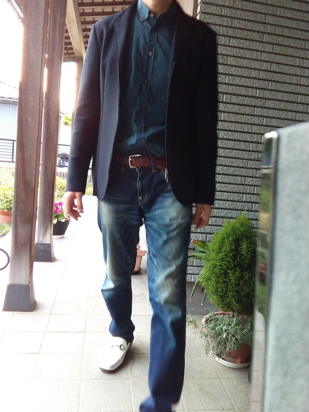 ブルー系のデニムパンツ、ホワイト系のローファー、グリーン系のシャツ/ブラウスを着用したメンズの春コーディネートの2枚目の写真