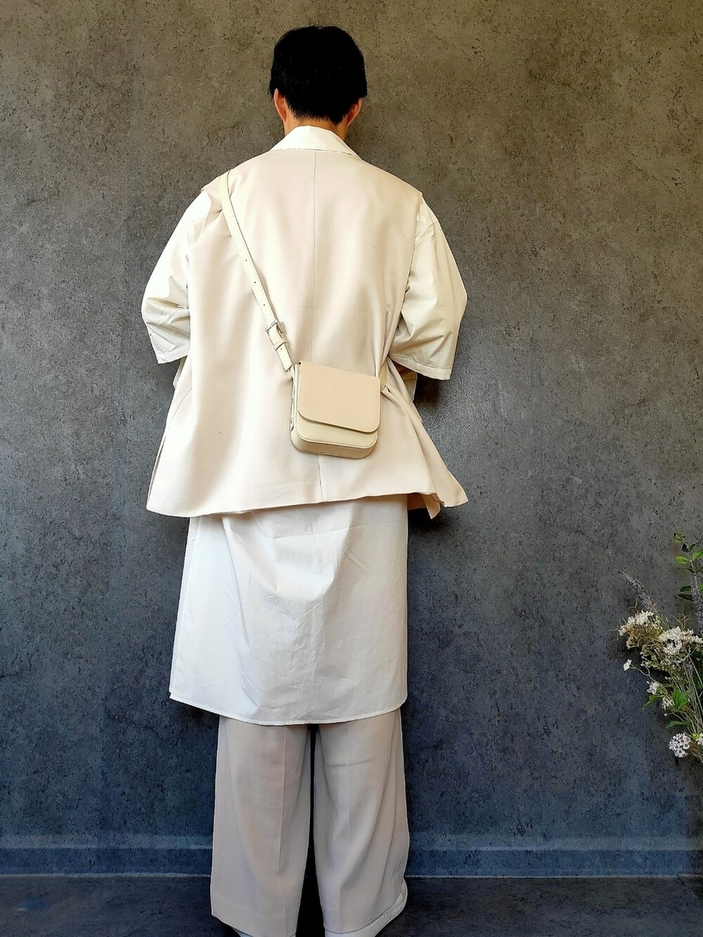 ホワイト系のスニーカー、ホワイト系のスラックス、ホワイト系のシャツ/ブラウスを着用したメンズの春コーディネートの3枚目の写真