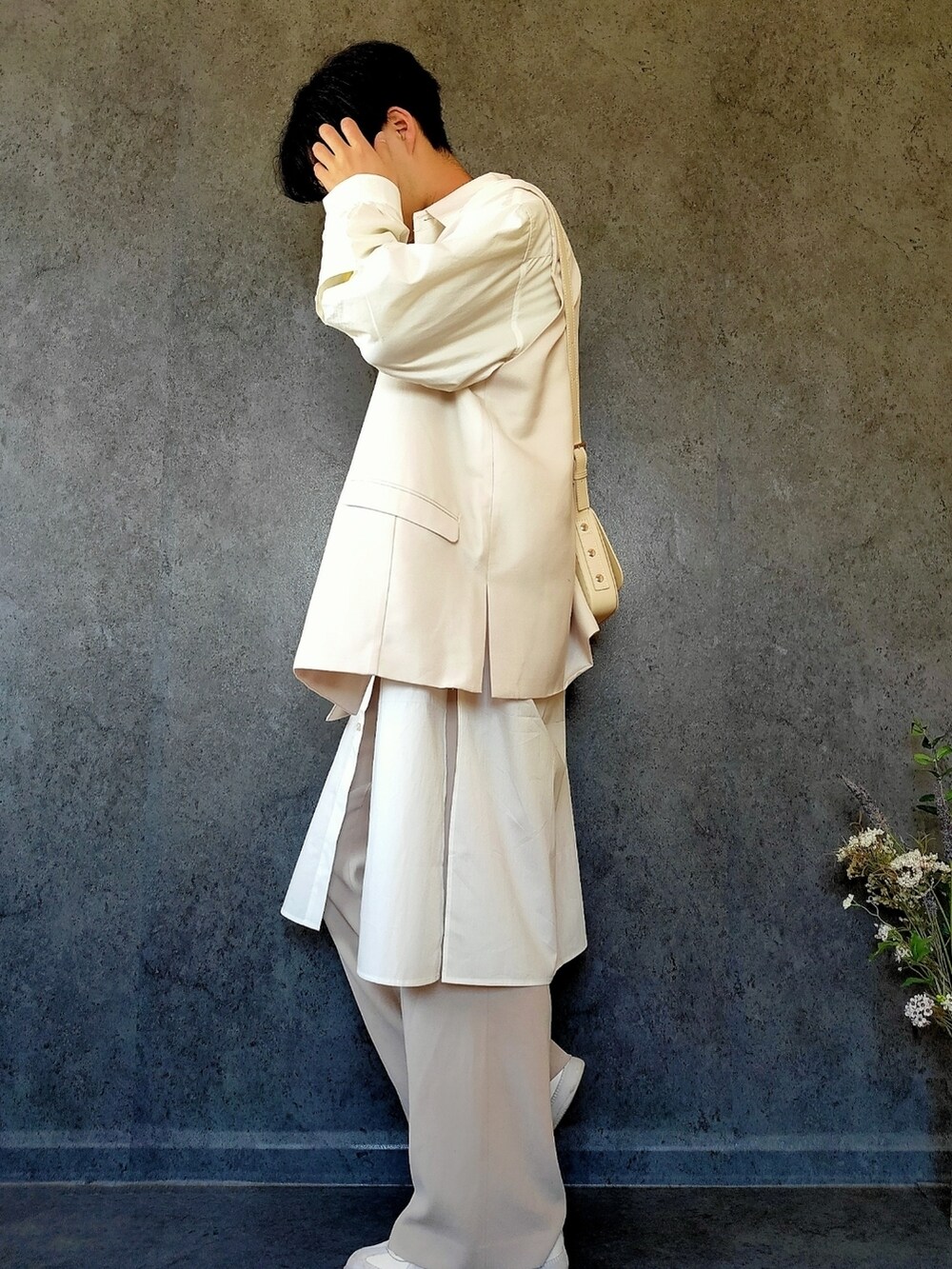 ホワイト系のスニーカー、ホワイト系のスラックス、ホワイト系のシャツ/ブラウスを着用したメンズの春コーディネートの2枚目の写真