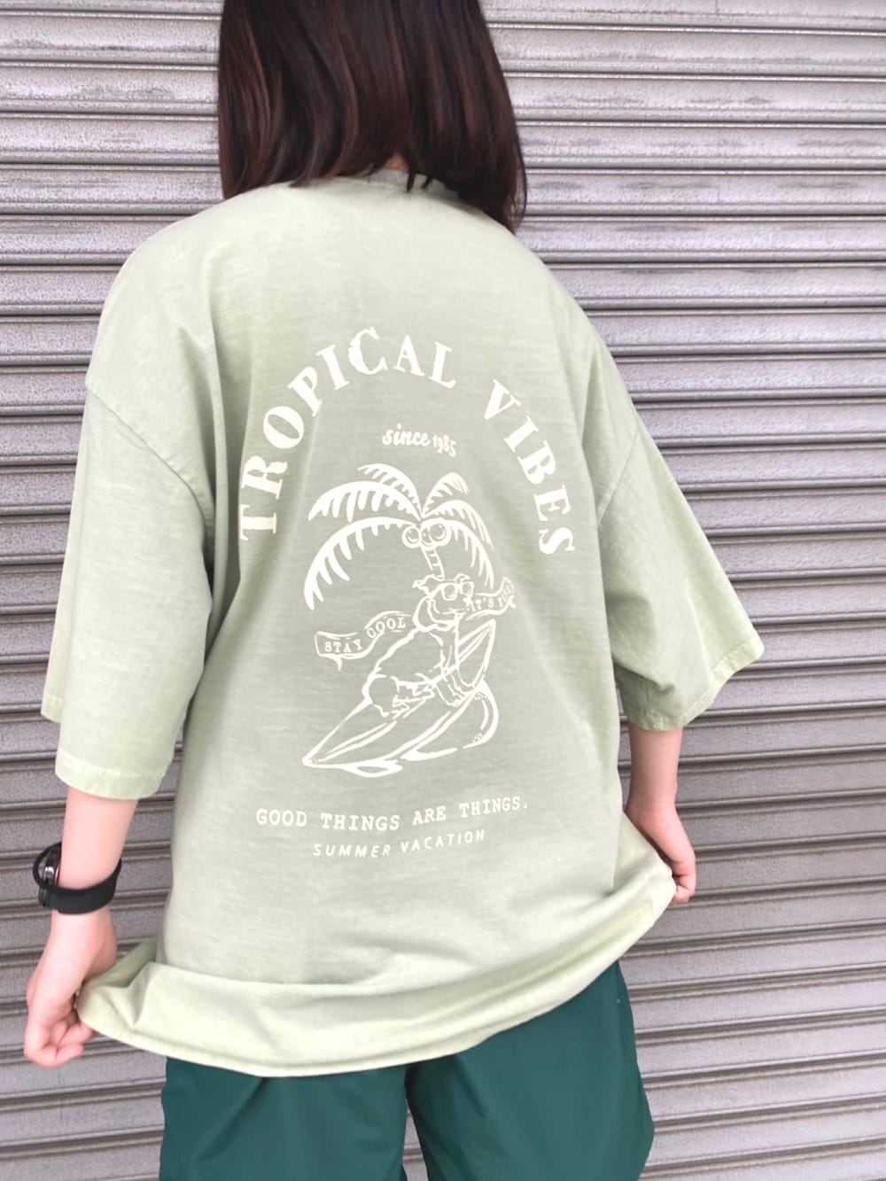 グリーン系のTシャツ/カットソー、グリーン系のその他パンツを着用したレディースの夏コーディネートの3枚目の写真