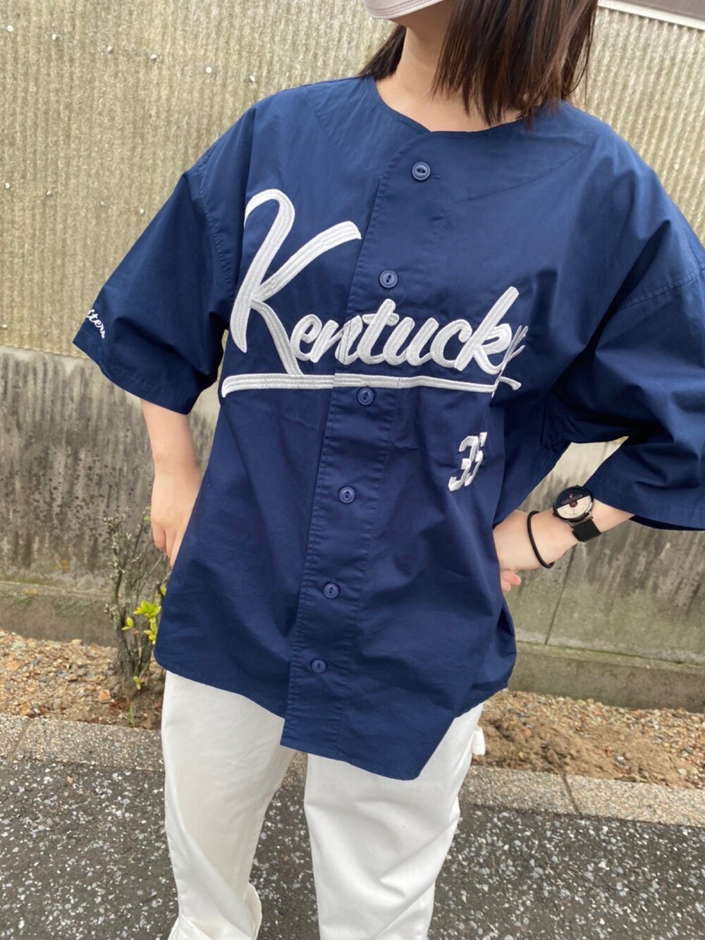 ブルー系のシャツ/ブラウスを着用したレディースの夏コーディネートの3枚目の写真