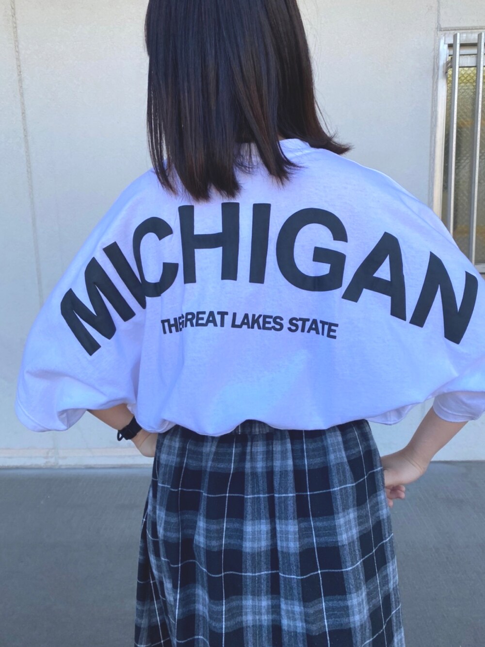 ホワイト系のTシャツ/カットソーを着用したレディースの夏コーディネートの2枚目の写真