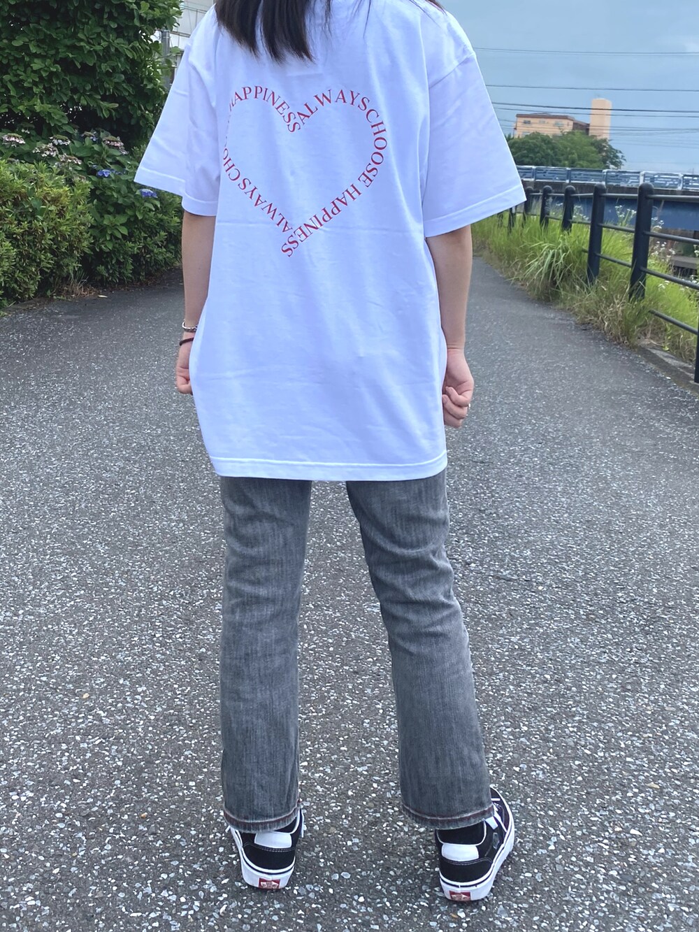 ホワイト系のTシャツ/カットソー、ブラック系のスニーカーを着用したレディースの夏コーディネートの2枚目の写真