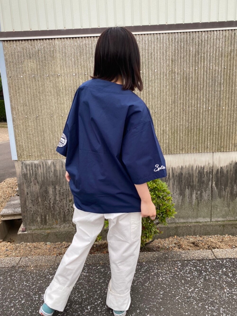 ブルー系のシャツ/ブラウスを着用したレディースの夏コーディネートの2枚目の写真