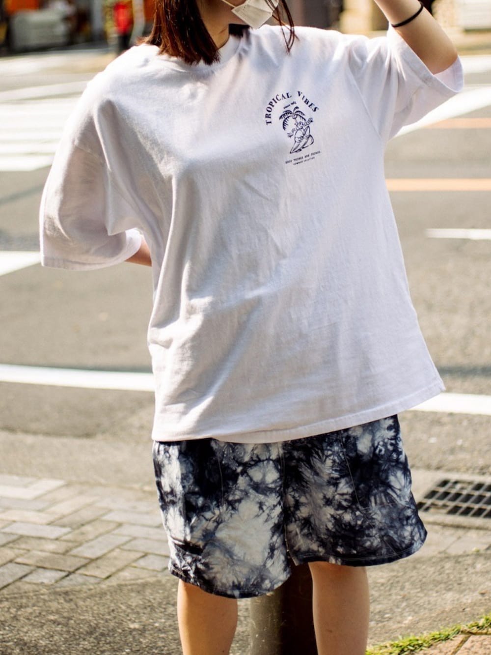 ブルー系のその他パンツ、ホワイト系のTシャツ/カットソーを着用したレディースの夏コーディネートの2枚目の写真
