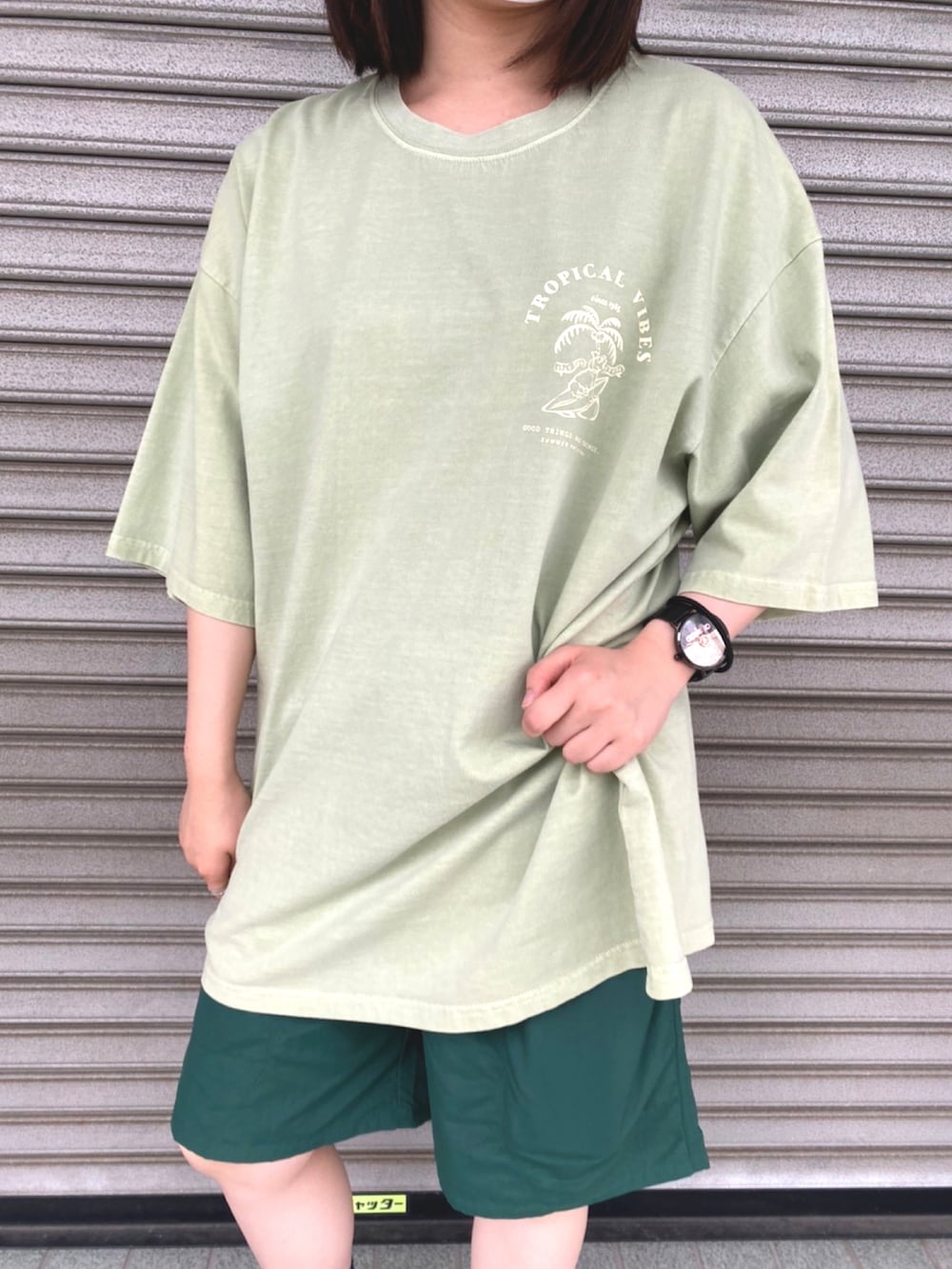 グリーン系のTシャツ/カットソー、グリーン系のその他パンツを着用したレディースの夏コーディネートの2枚目の写真