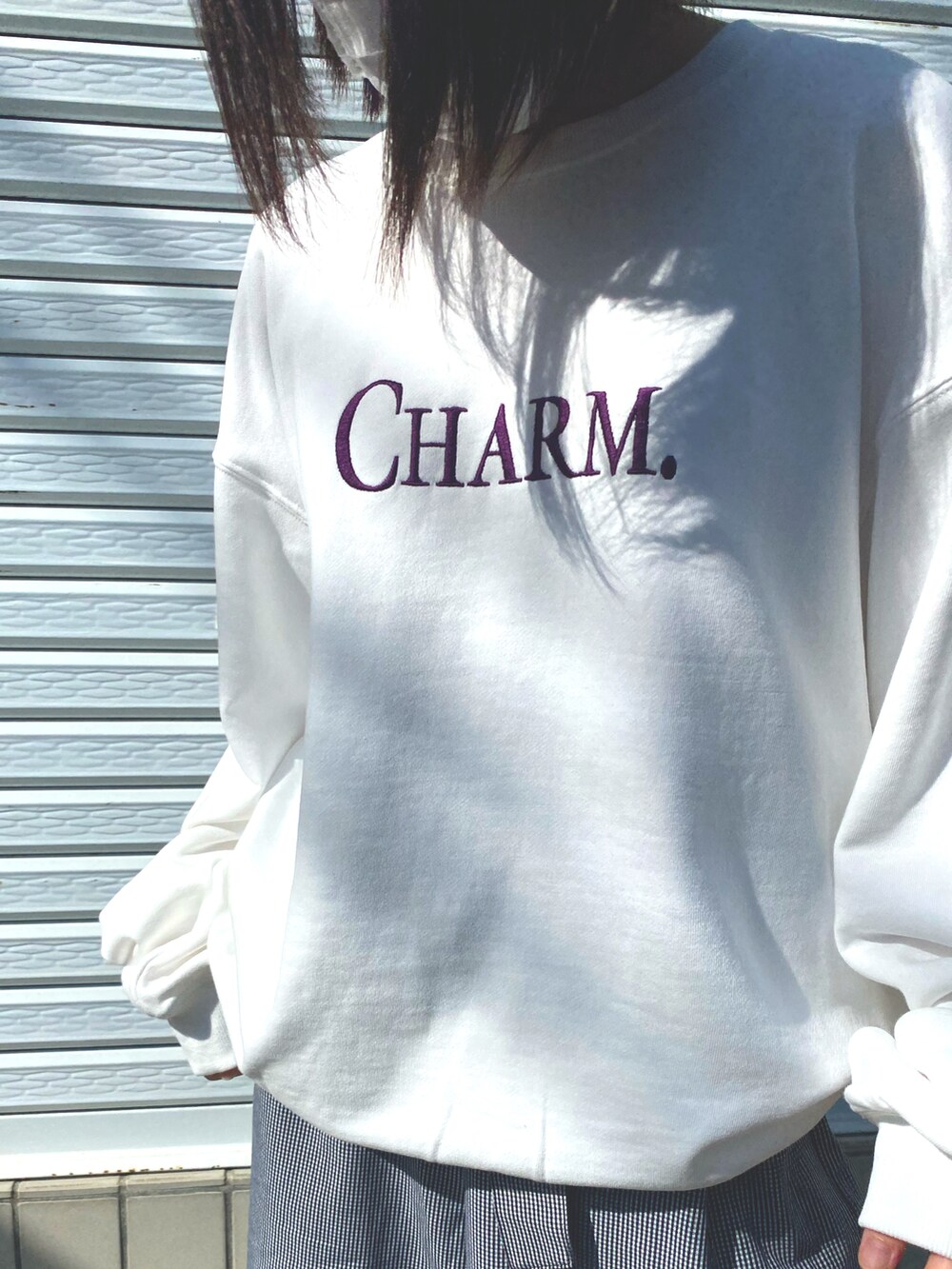 ホワイト系のスウェット、ブルー系のスニーカーを着用したレディースの秋コーディネートの2枚目の写真