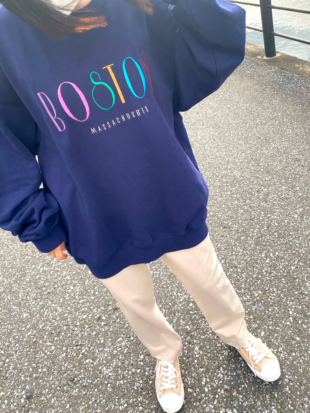 ブルー系のスウェットを着用したレディースの秋コーディネートの2枚目の写真