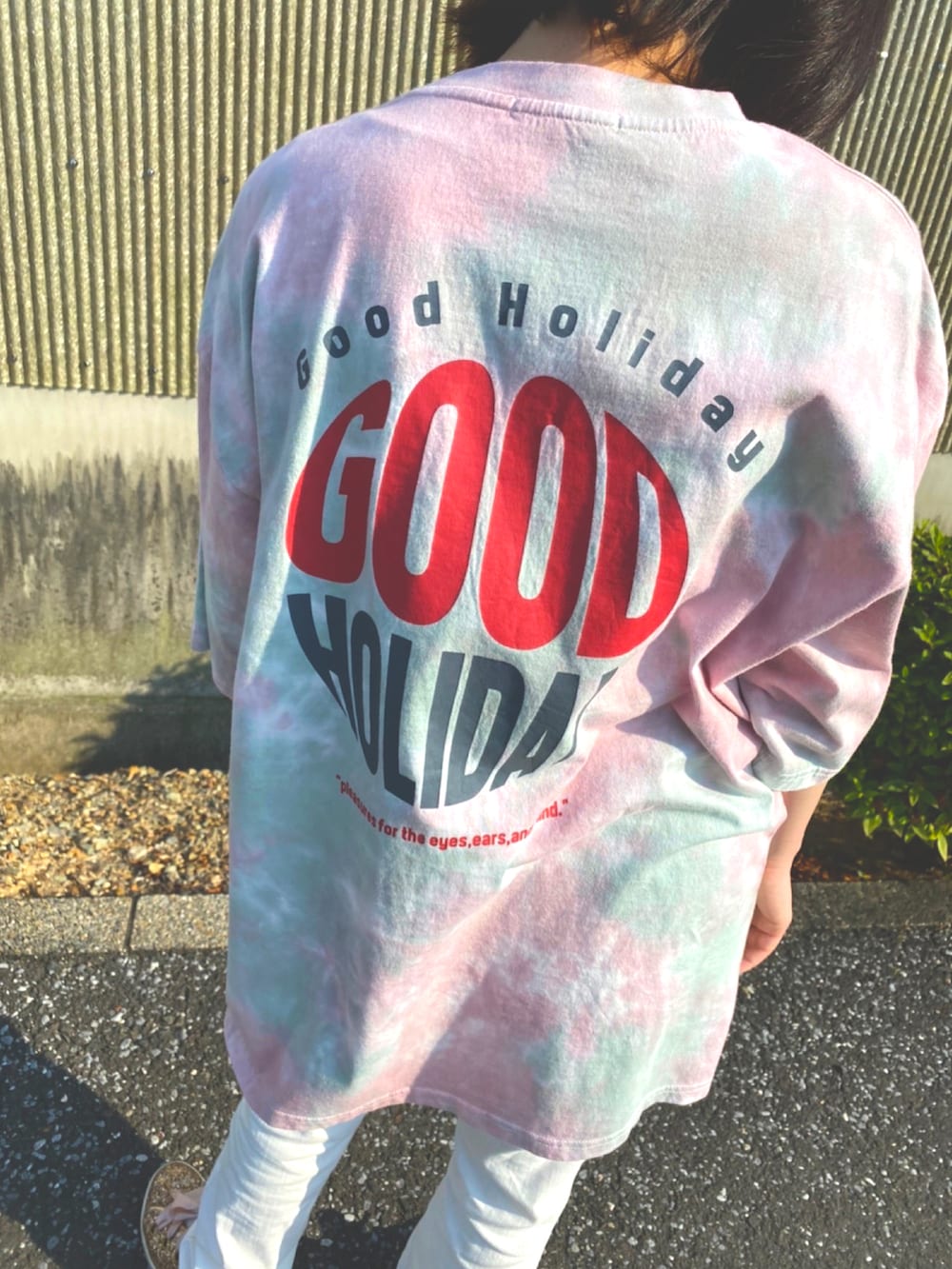 グリーン系のTシャツ/カットソーを着用したレディースの春コーディネートの3枚目の写真