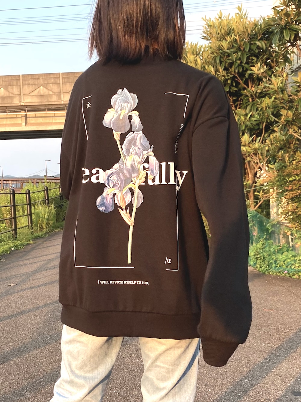 ブラック系のスウェットを着用したレディースの秋コーディネートの2枚目の写真