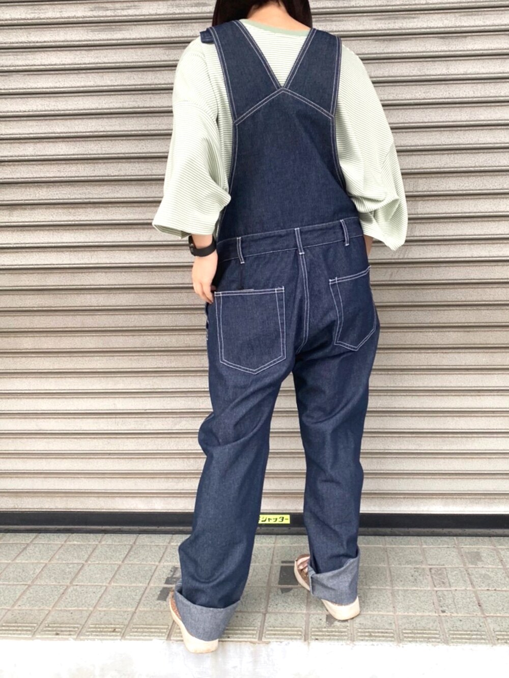 グリーン系のTシャツ/カットソー、ブルー系のサロペット/オーバーオールを着用したレディースの春コーディネートの3枚目の写真
