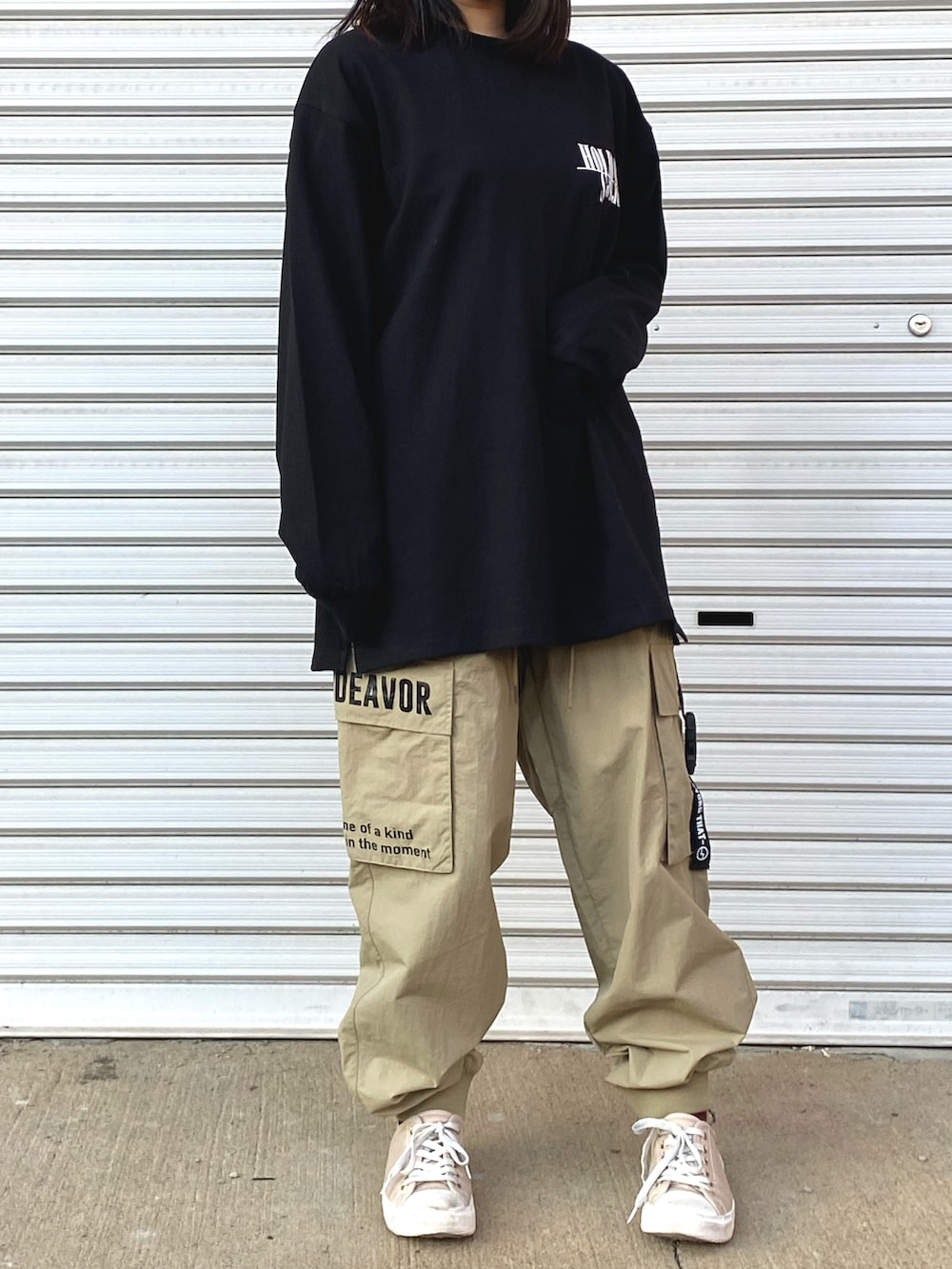 ブラック系のTシャツ/カットソー、ベージュ系のカーゴパンツを着用したレディースの冬コーディネートの2枚目の写真