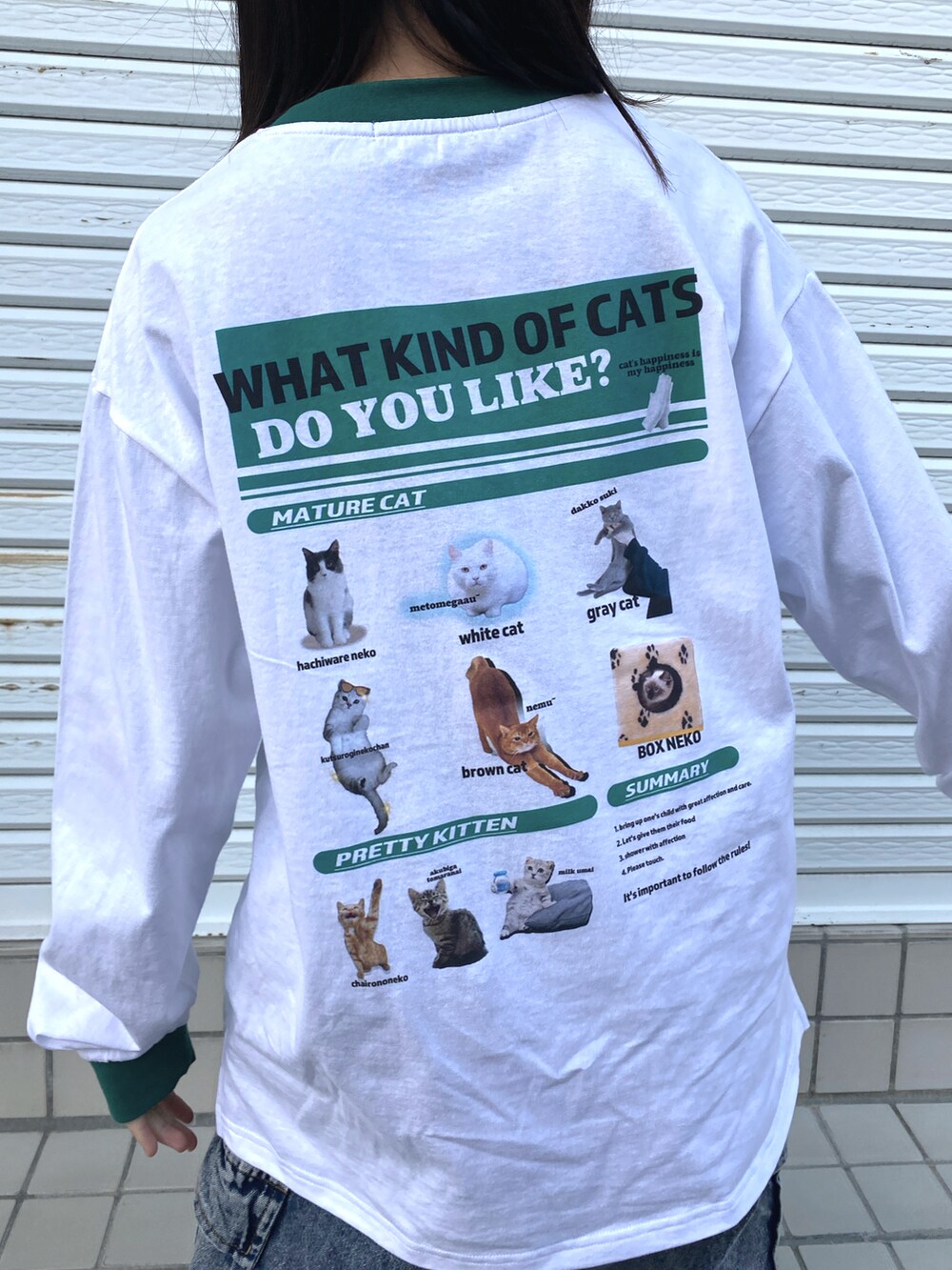 ブラック系のデニムパンツ、グリーン系のTシャツ/カットソーを着用したレディースの冬コーディネートの2枚目の写真