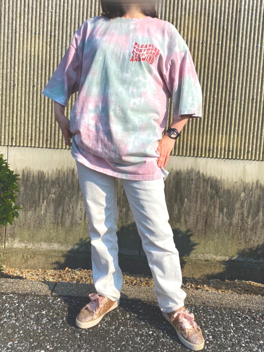 グリーン系のTシャツ/カットソーを着用したレディースの春コーディネートの2枚目の写真