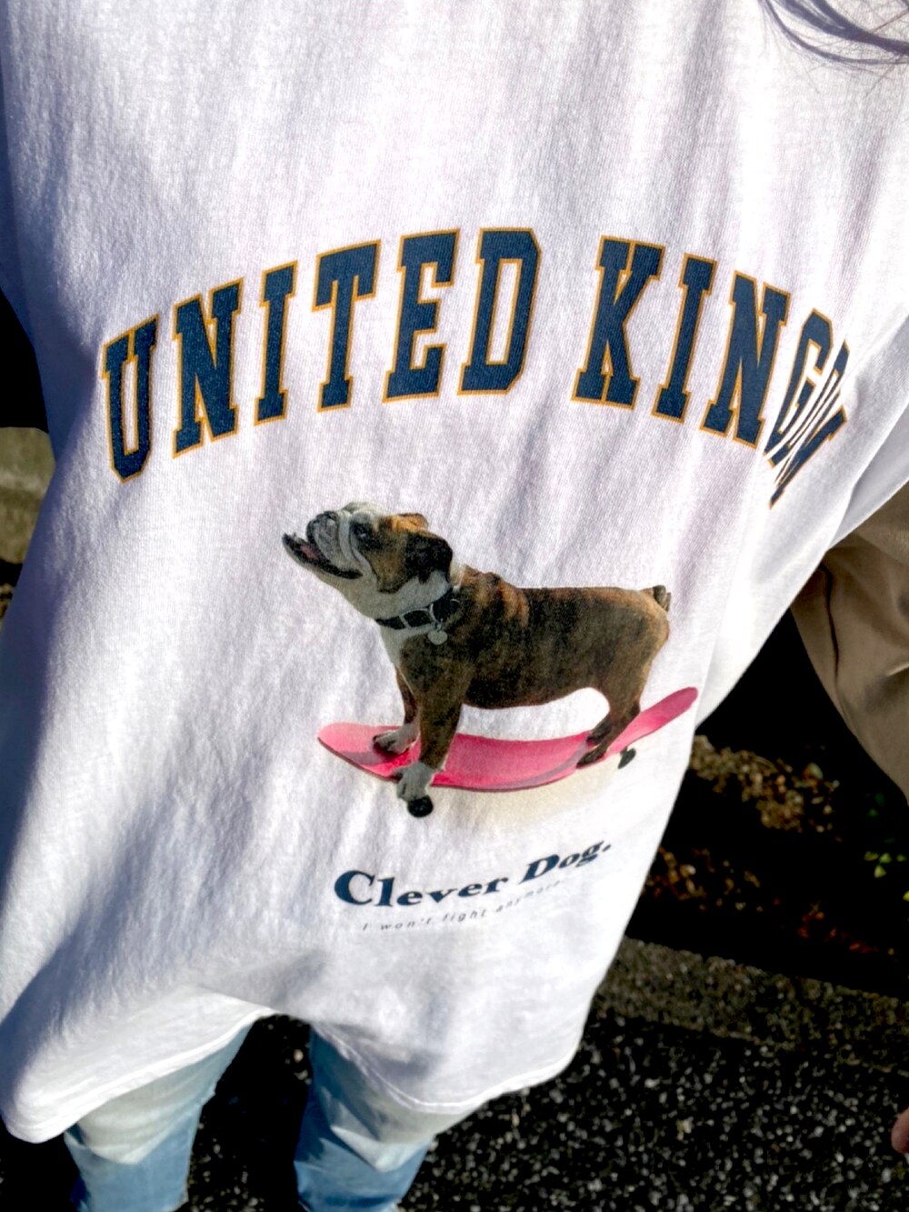 ホワイト系のTシャツ/カットソーを着用したレディースの春コーディネートの2枚目の写真