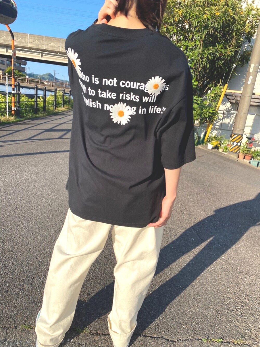 「カジュアル、フォトプリント、フォトＴシャツ」｜「improvesのデコレーション フォトプリント Tシャツ（Tシャツ/カットソー、ブラック系）」を使った、焼きどんぐりさん（レディース・153cm）の春コーディネートの2枚目の写真