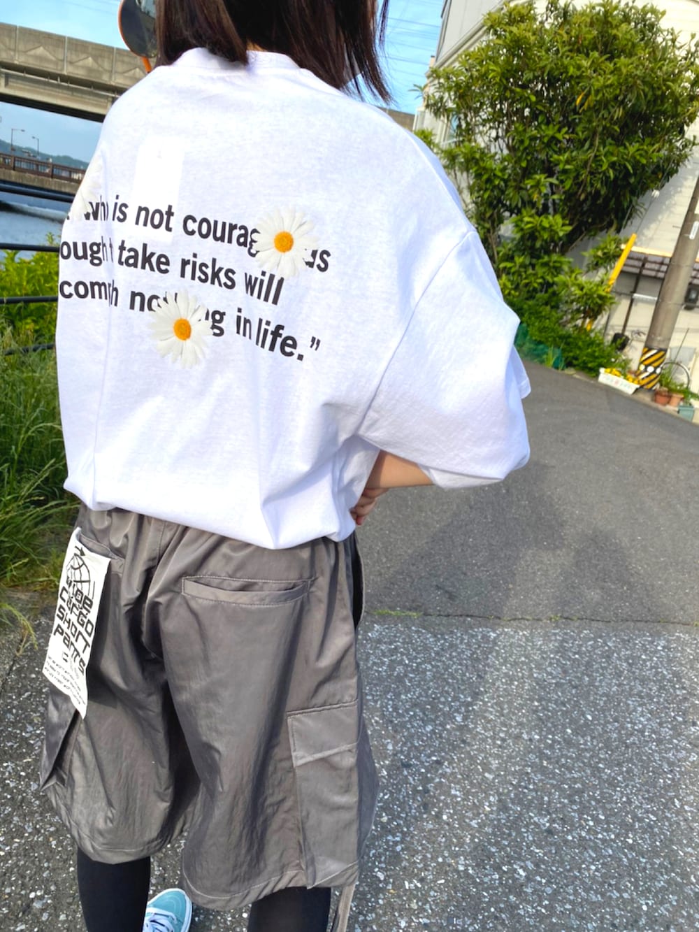 ホワイト系のTシャツ/カットソー、グレー系のカーゴパンツを着用したレディースの夏コーディネートの2枚目の写真