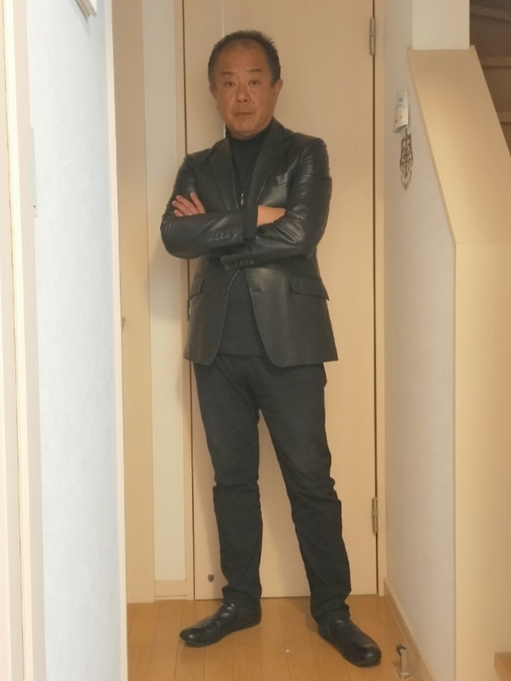 「レザー、レザージャケット、メンズファッション、今日のコーデ、大人カジュアル、シンプルスタイル、ブラック、ブラックコーデ、オールブラック、業務スーパー」｜「Harrodsのアイテム（テーラードジャケット、ブラック系）」を使った、takewearさん（メンズ・174cm）の秋コーディネートの2枚目の写真
