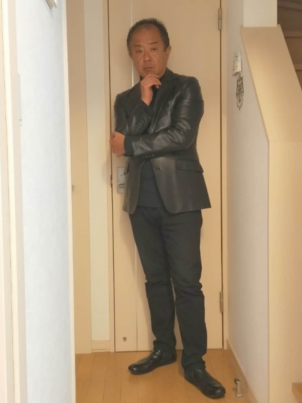 「レザー、レザージャケット、メンズファッション、今日のコーデ、大人カジュアル、シンプルスタイル、ブラック、ブラックコーデ、オールブラック、業務スーパー」｜「Harrodsのアイテム（テーラードジャケット、ブラック系）」を使った、takewearさん（メンズ・174cm）の秋コーディネートの3枚目の写真