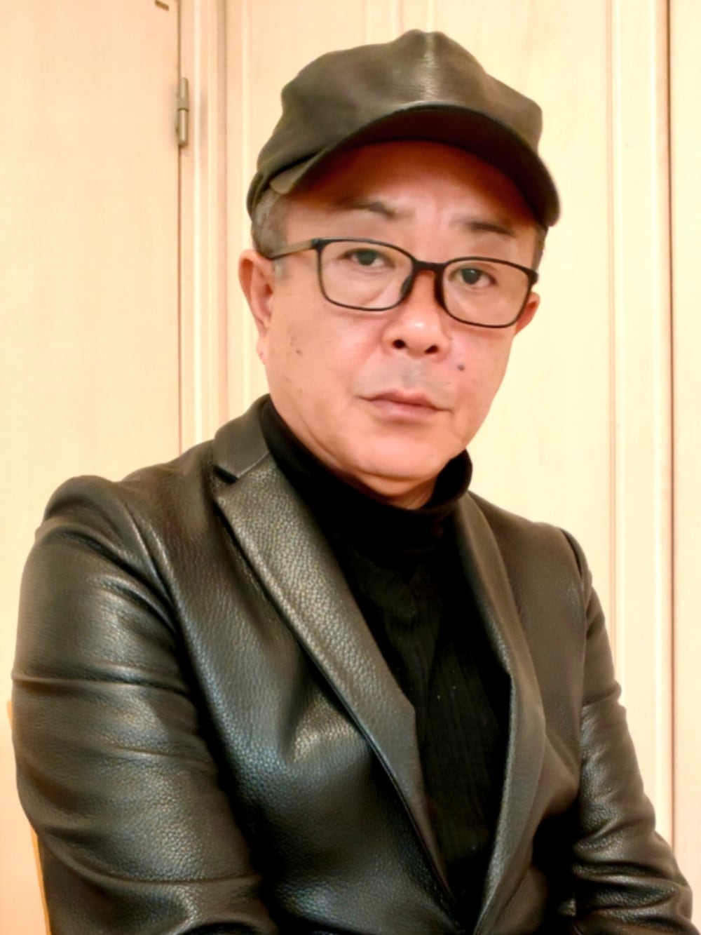 ブラック系のテーラードジャケット、ブラック系のデニムパンツ、ブラック系のスニーカーを着用したメンズの秋コーディネートの4枚目の写真