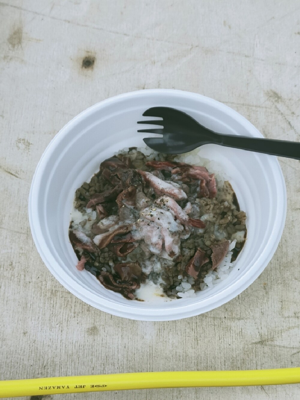 ブラック系のテーラードジャケット、ブラック系のデニムパンツ、ブラック系のブーツを着用したメンズの冬コーディネートの4枚目の写真