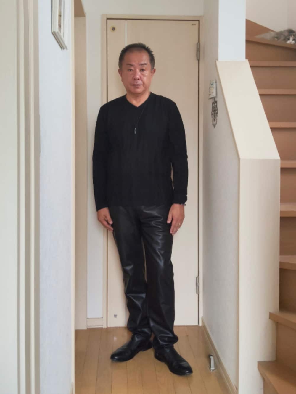 ブラック系のTシャツ/カットソー、ブラック系のチノパンツ、ブラック系のスリッポンを着用したメンズの秋コーディネートの2枚目の写真