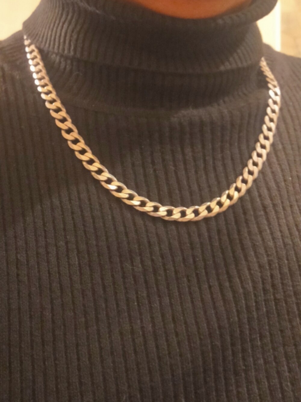 ブラック系のニット/セーター、ブラック系のデニムパンツ、ブラック系のブーツを着用したメンズの冬コーディネートの3枚目の写真