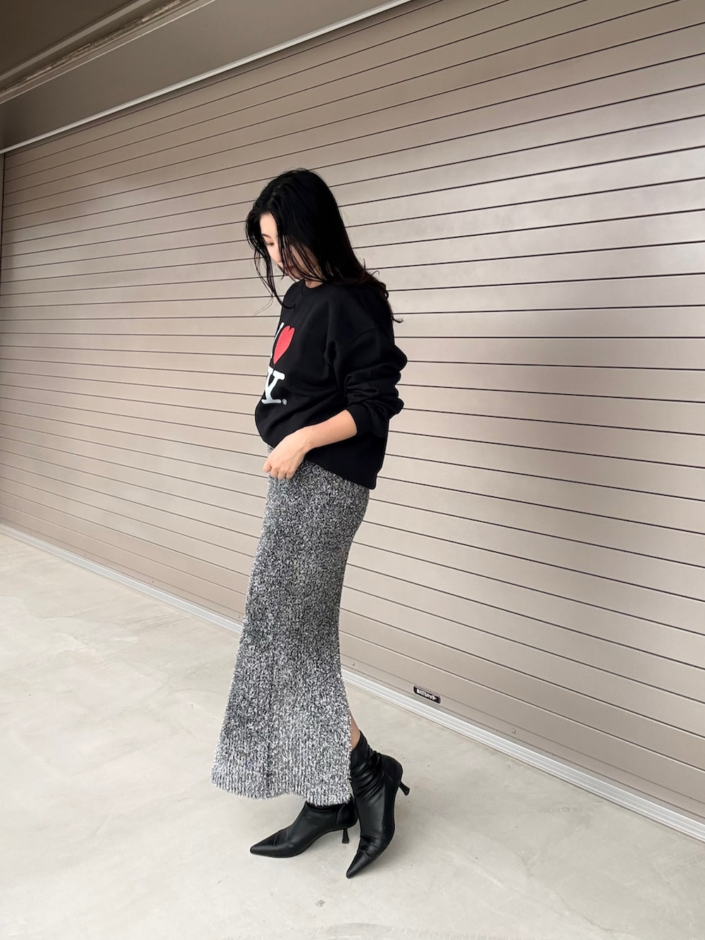 ブラック系のスウェットを着用したレディースの冬コーディネートの2枚目の写真