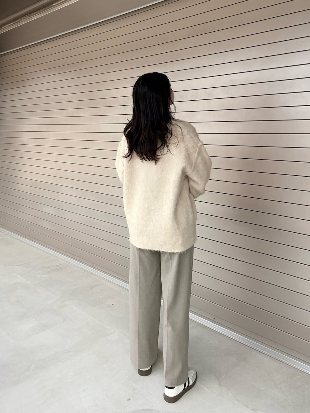 ホワイト系のカーディガン/ボレロ、ホワイト系のニット/セーターを着用したレディースの冬コーディネートの2枚目の写真