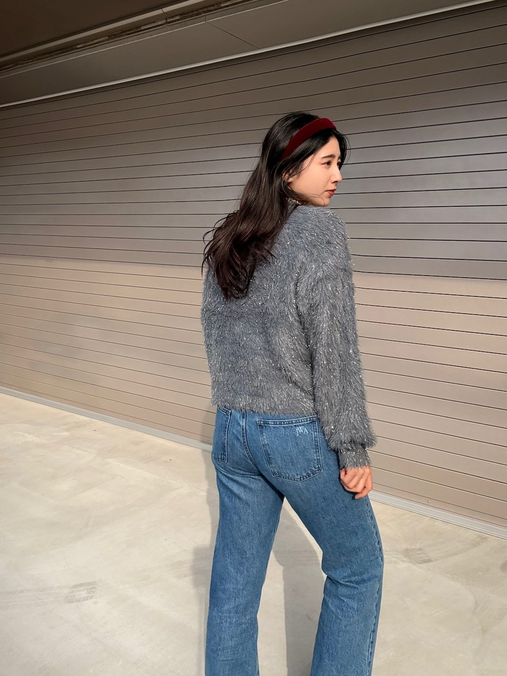 グレー系のニット/セーターを着用したレディースの冬コーディネートの3枚目の写真